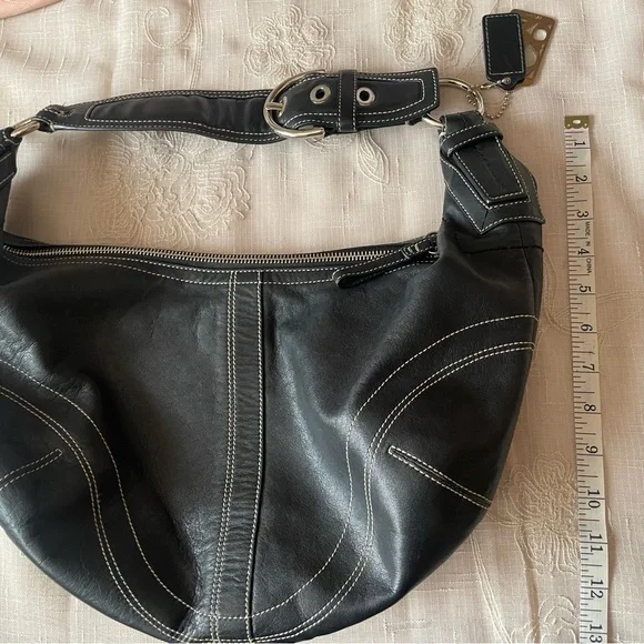 COACH Soho Hobo black leather bag chrome hardware zipper white topstitch detail - Picture 14 of 16